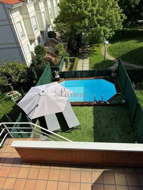 Piscina de Casa adosada en venda en Sopela amb Calefacció, Jardí privat i Terrassa