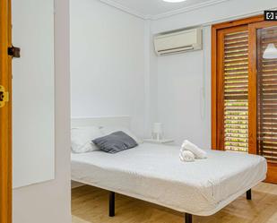 Bedroom of Flat to share in Burjassot  with Air Conditioner and Terrace