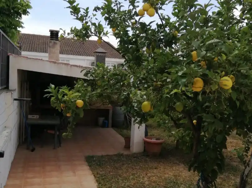 Doppelhaushälfte mit Garten zum Verkauf in Plaça Montserrat 11