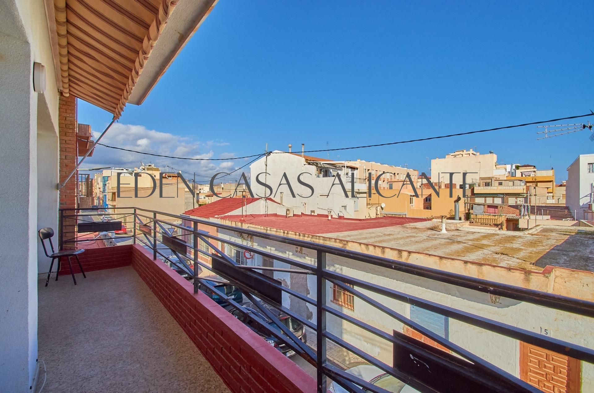 Vista exterior de Àtic en venda en El Campello amb Aire condicionat, Calefacció i Jardí privat