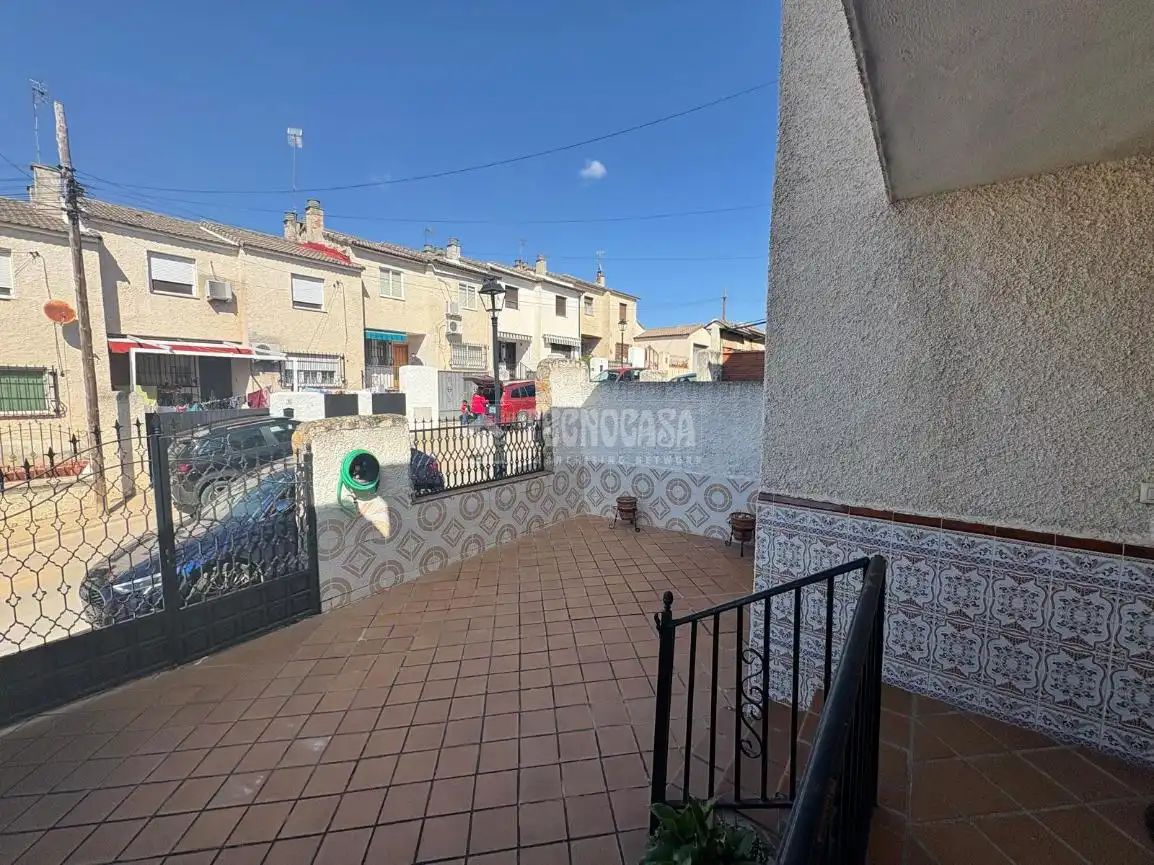 Vista exterior de Casa adosada en venta en Calera y Chozas con Aire acondicionado, Calefacción y Terraza