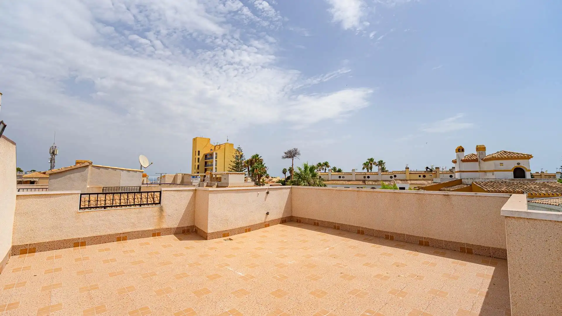 Terrassa de Casa o xalet en venda en Torrevieja amb Moblat, Balcó i Piscina comunitària