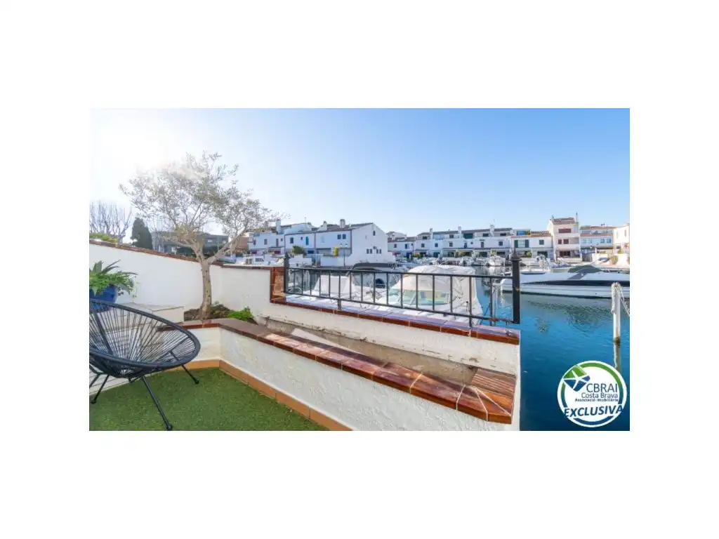 Vista exterior de Casa o xalet en venda en Empuriabrava amb Aire condicionat