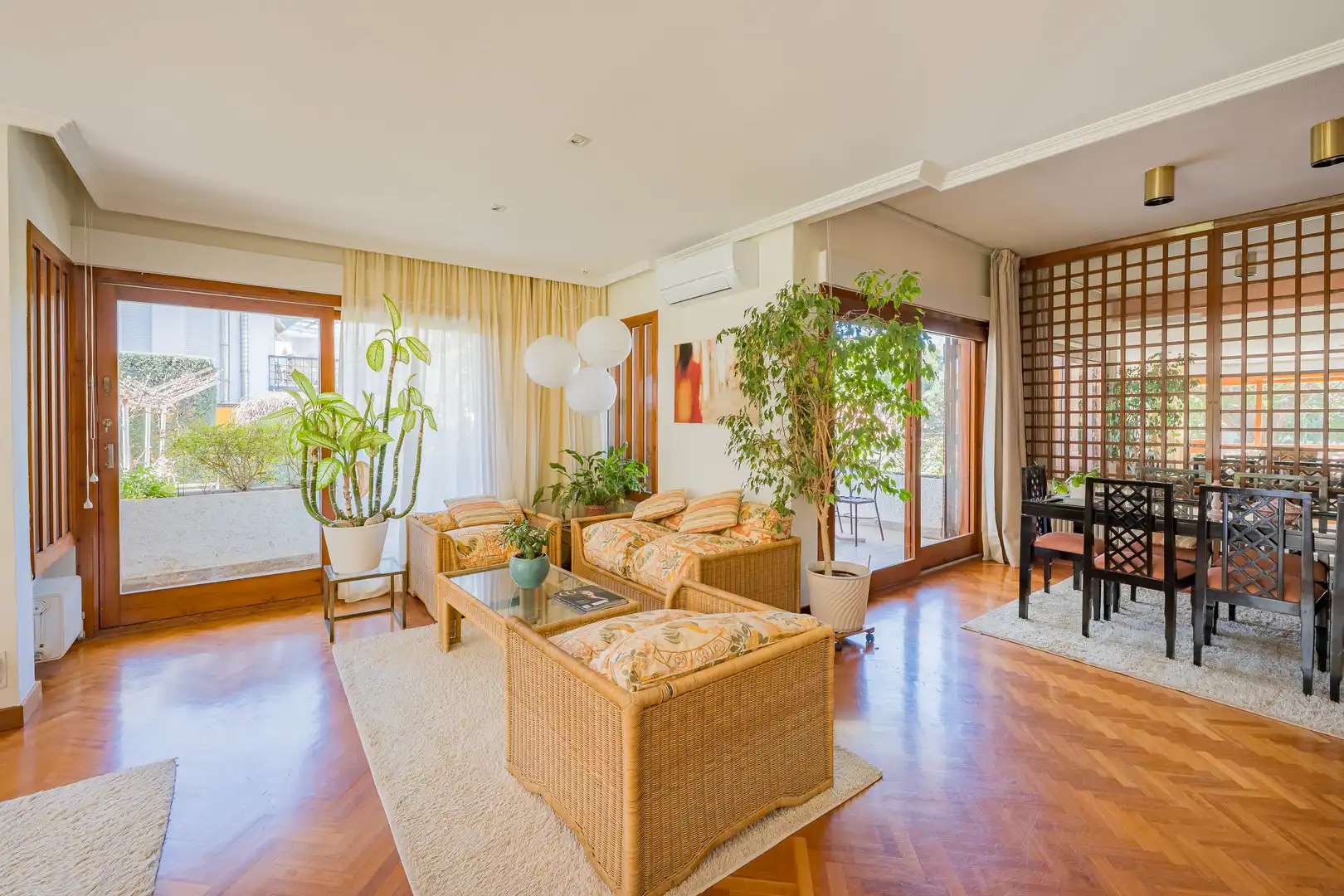 Sala d'estar de Casa o xalet en venda en Majadahonda amb Calefacció, Jardí privat i Parquet