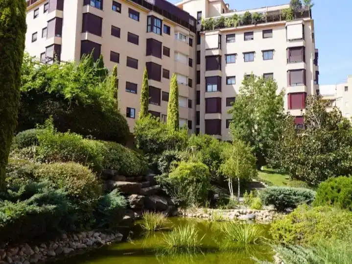 Vista exterior de Ático de alquiler en  Madrid Capital con Aire acondicionado y Piscina