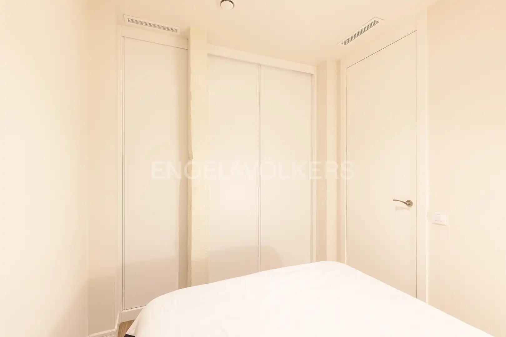 Schlafzimmer von Wohnung zur Miete in Madrid mit Klimaanlage, Heizung und Möbliert