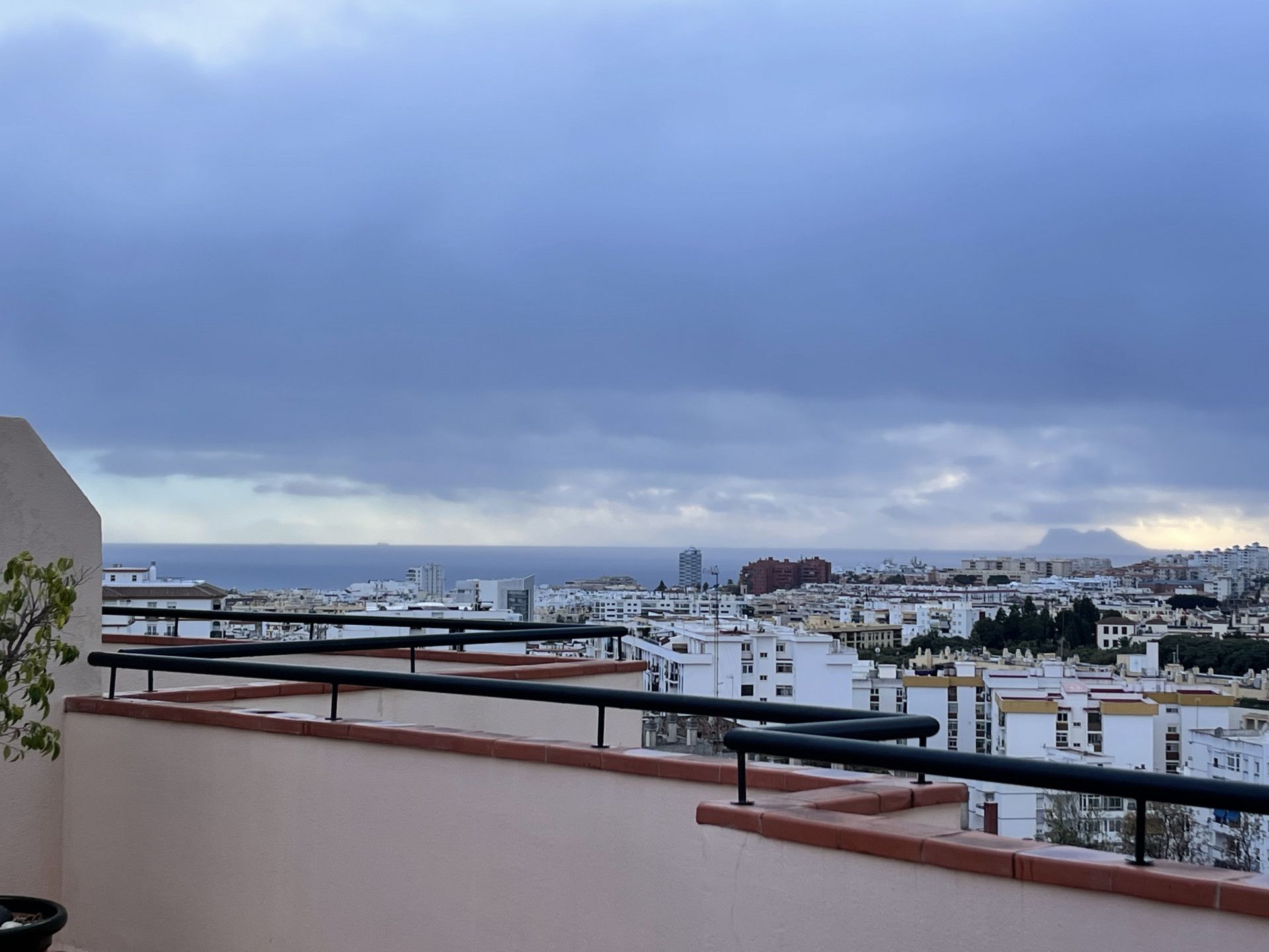 Vista exterior de Àtic en venda en Estepona amb Aire condicionat, Terrassa i Traster