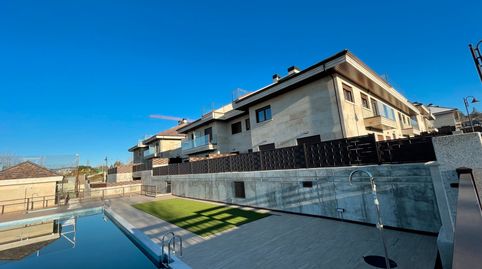 PISO BAJO DE  TRES DORMITORIOS DE 90 METROS CON JARDÍN / PATIO