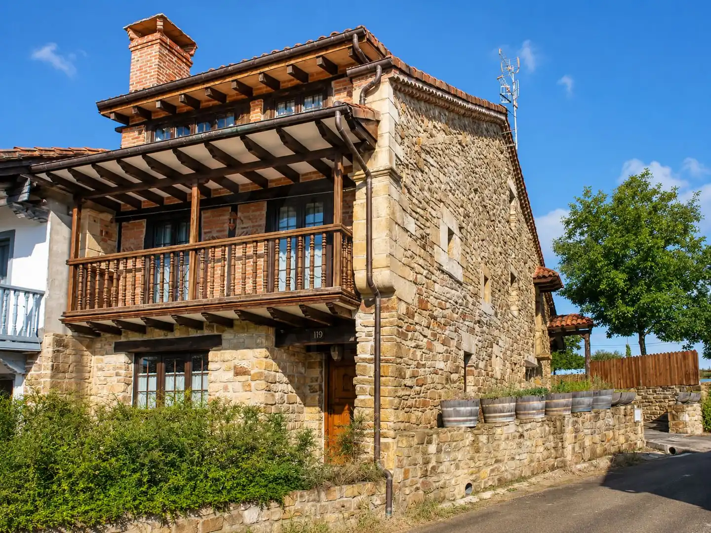 Vista exterior de Casa o chalet en venta en Arenas de Iguña con Calefacción, Terraza y Piscina
