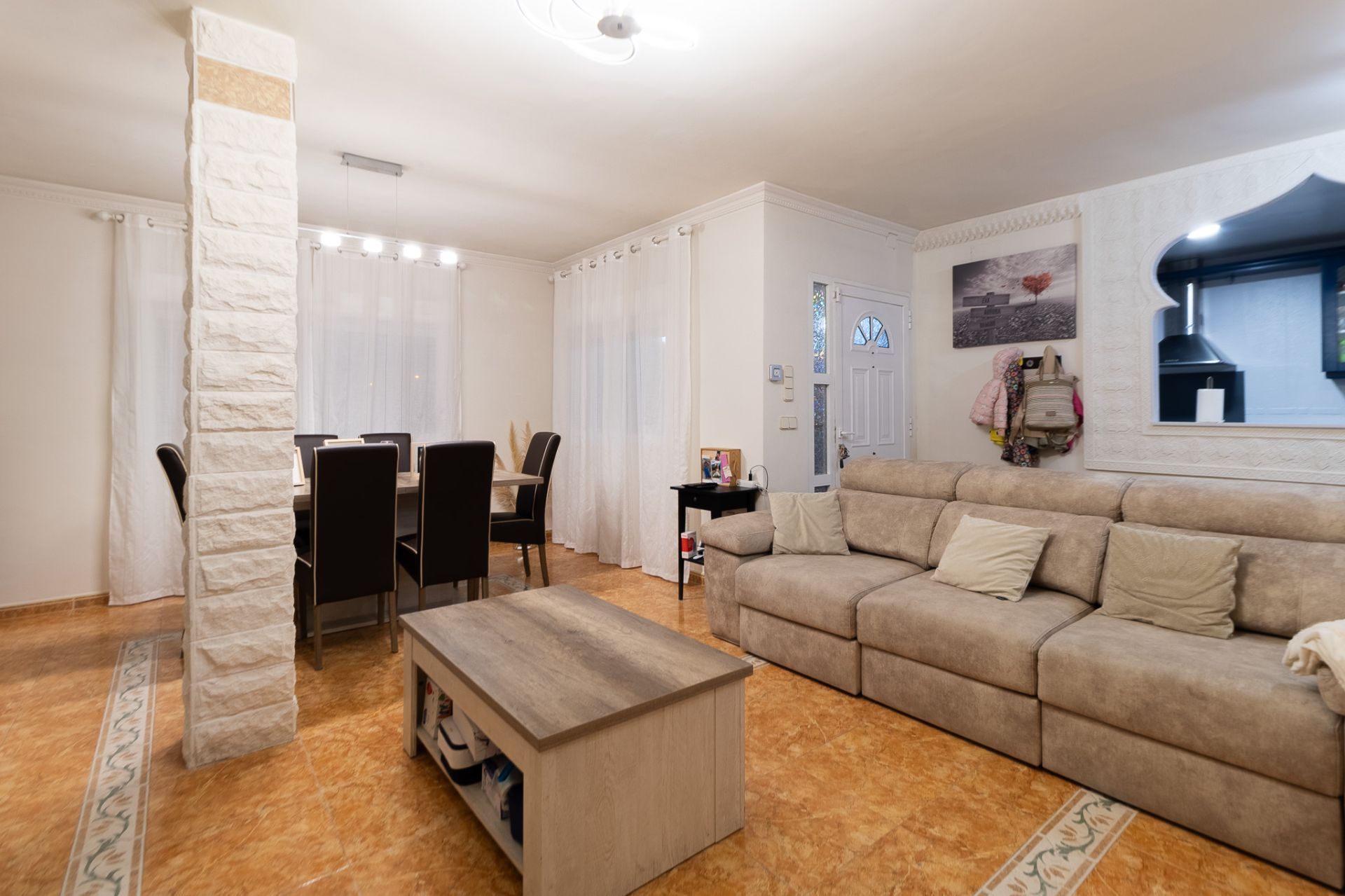 Sala d'estar de Casa o xalet en venda en Paracuellos de Jarama amb Aire condicionat, Jardí privat i Terrassa