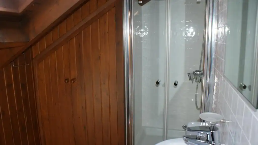Baño de Casa adosada de alquiler en Urús con Calefacción, Parquet y Terraza