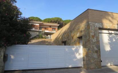 Vista exterior de Casa o xalet en venda en Lliçà d'Amunt amb Jardí privat, Terrassa i Piscina