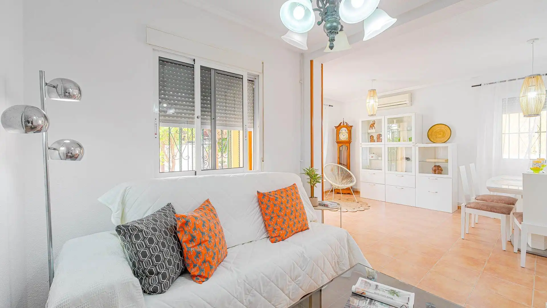 Sala de estar de Casa adosada en venta en Orihuela con Aire acondicionado, Calefacción y Jardín privado
