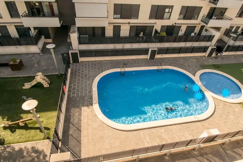 Piscina de Ático de alquiler en La Pobla de Vallbona con Aire acondicionado, Calefacción y Jardín privado