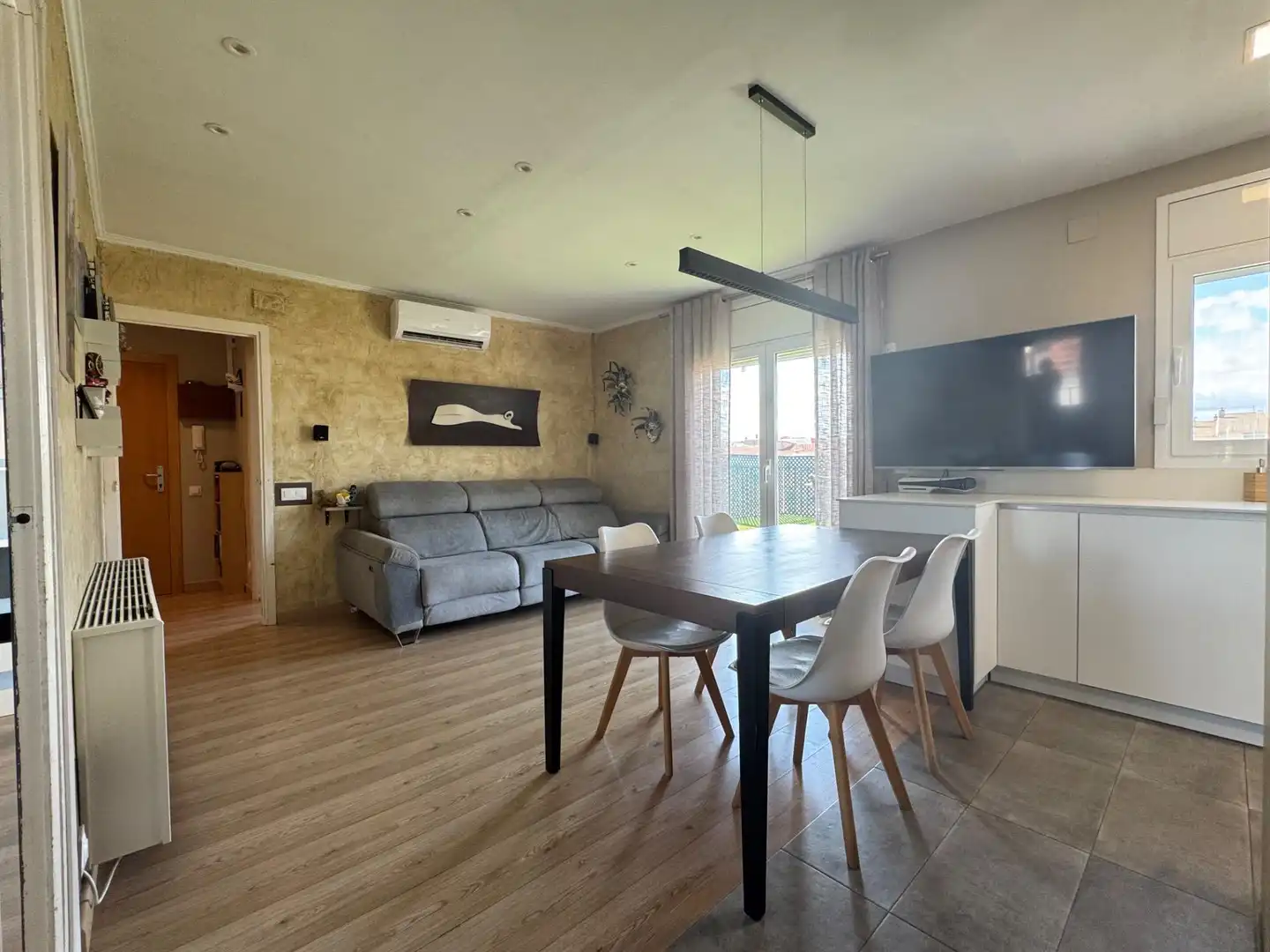 Sala de estar de Ático en venta en Igualada con Calefacción, Parquet y Terraza