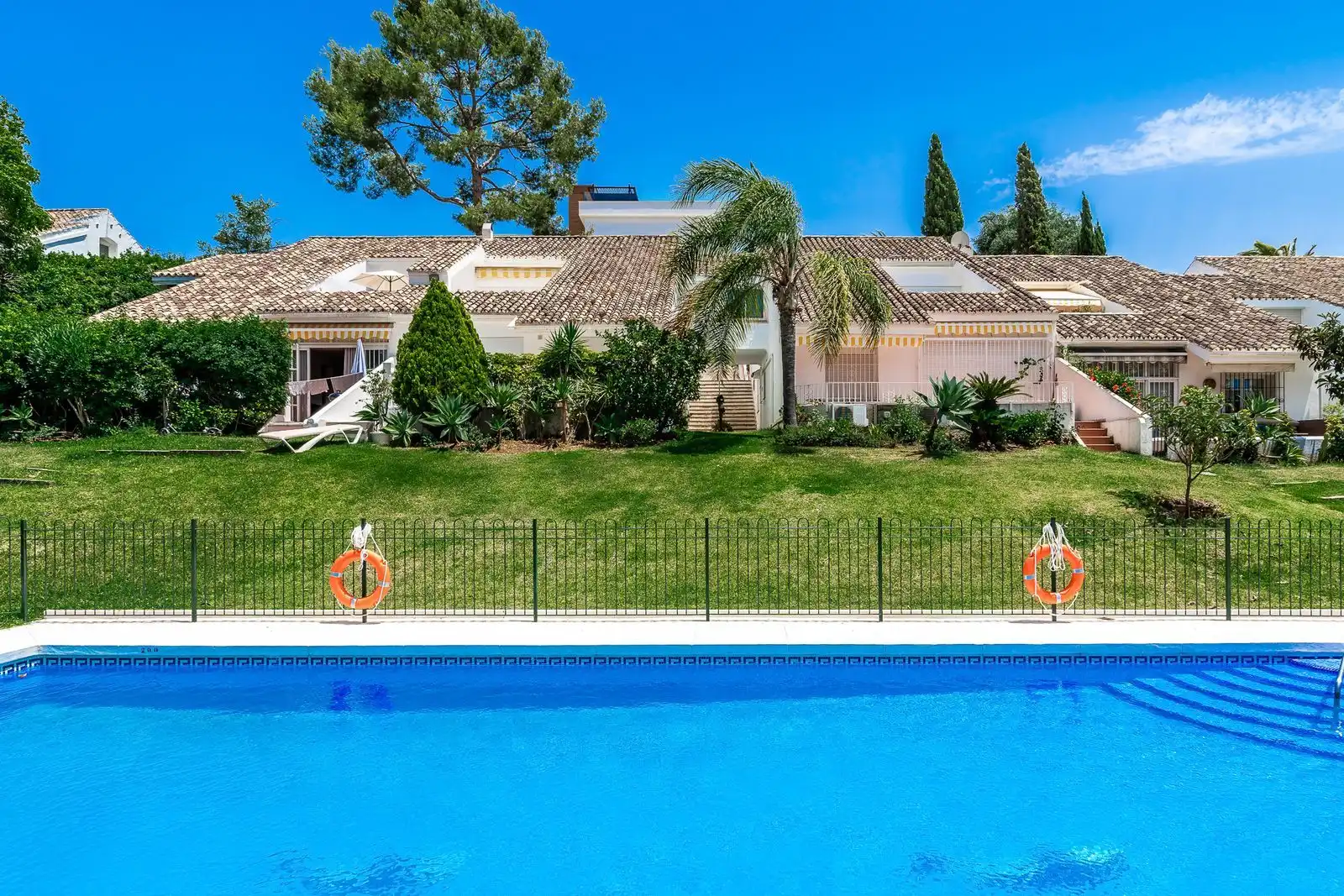 Adosado con piscina en venta en Nueva Andalucía