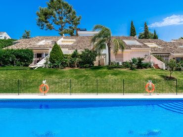 Adossat amb piscina en venda a Nueva Andalucía