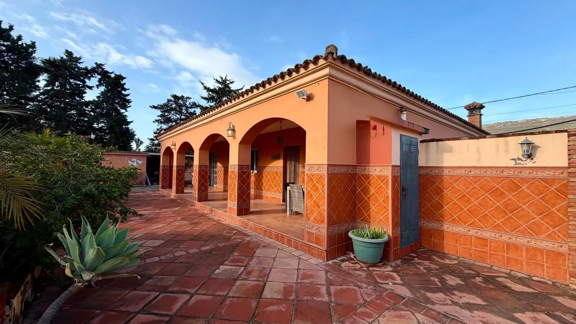 Vista exterior de Casa o xalet en venda en La Línea de la Concepción amb Jardí privat i Piscina
