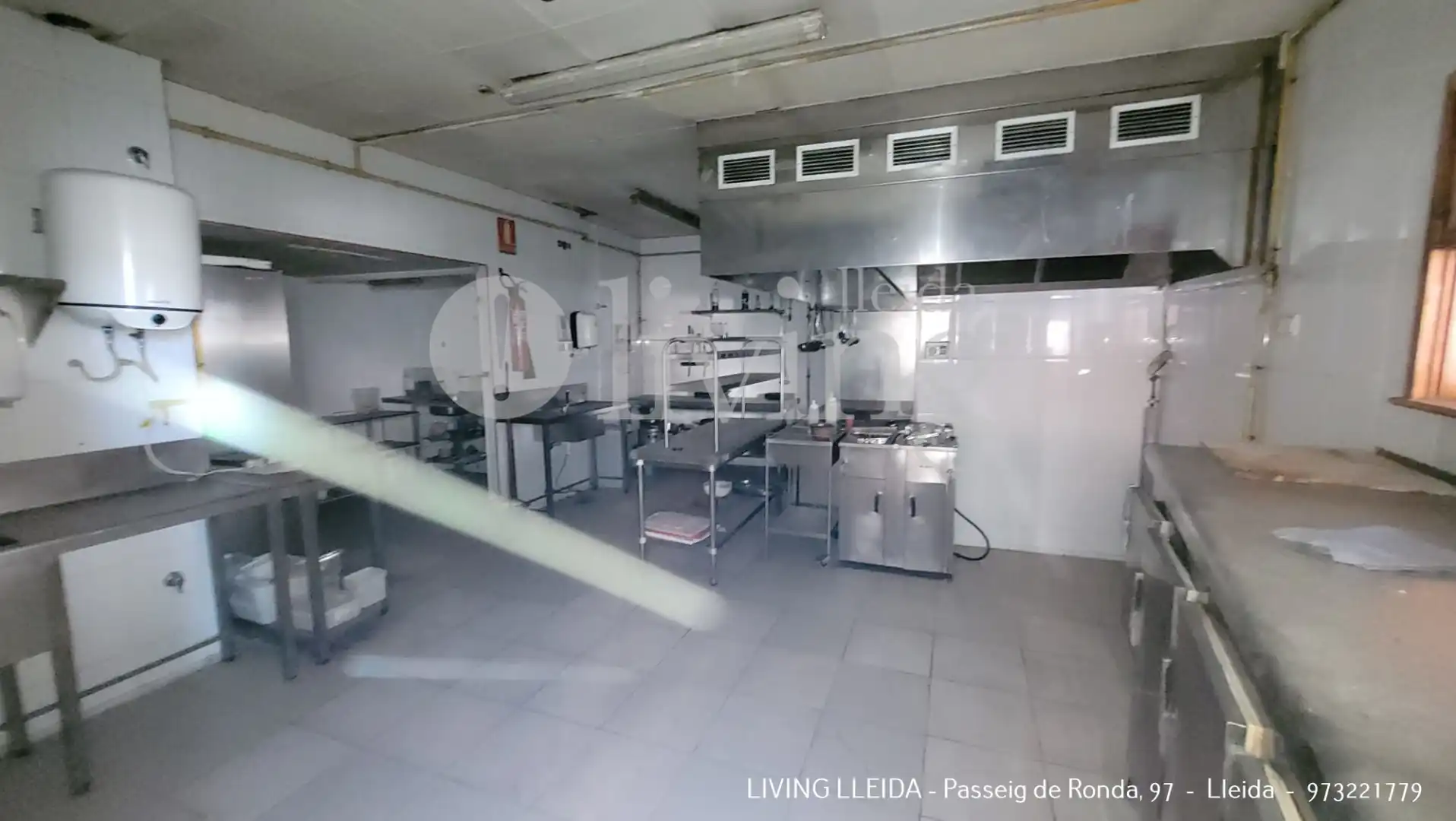 Cuina de Local en venda en Cubelles amb Aire condicionat, Calefacció i Terrassa