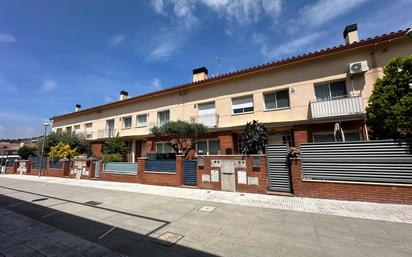 Vista exterior de Casa adosada en venda en Santa Susanna amb Aire condicionat, Terrassa i Balcó