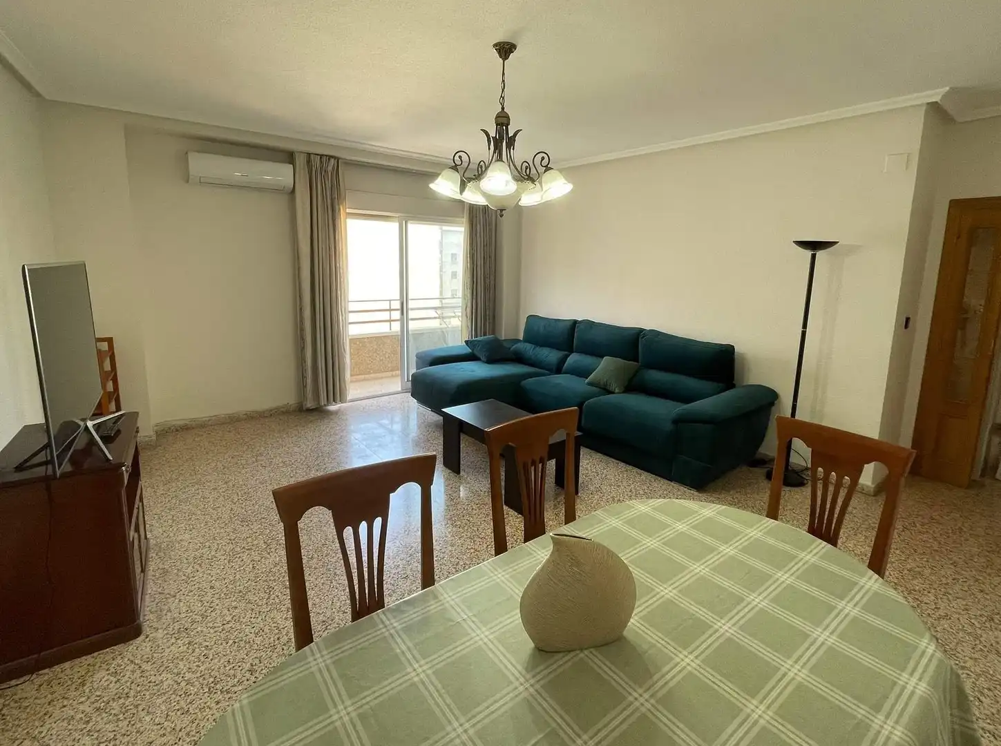 Living room of Flat for share in Elche / Elx  with Air Conditioner, Furnished and Balcony