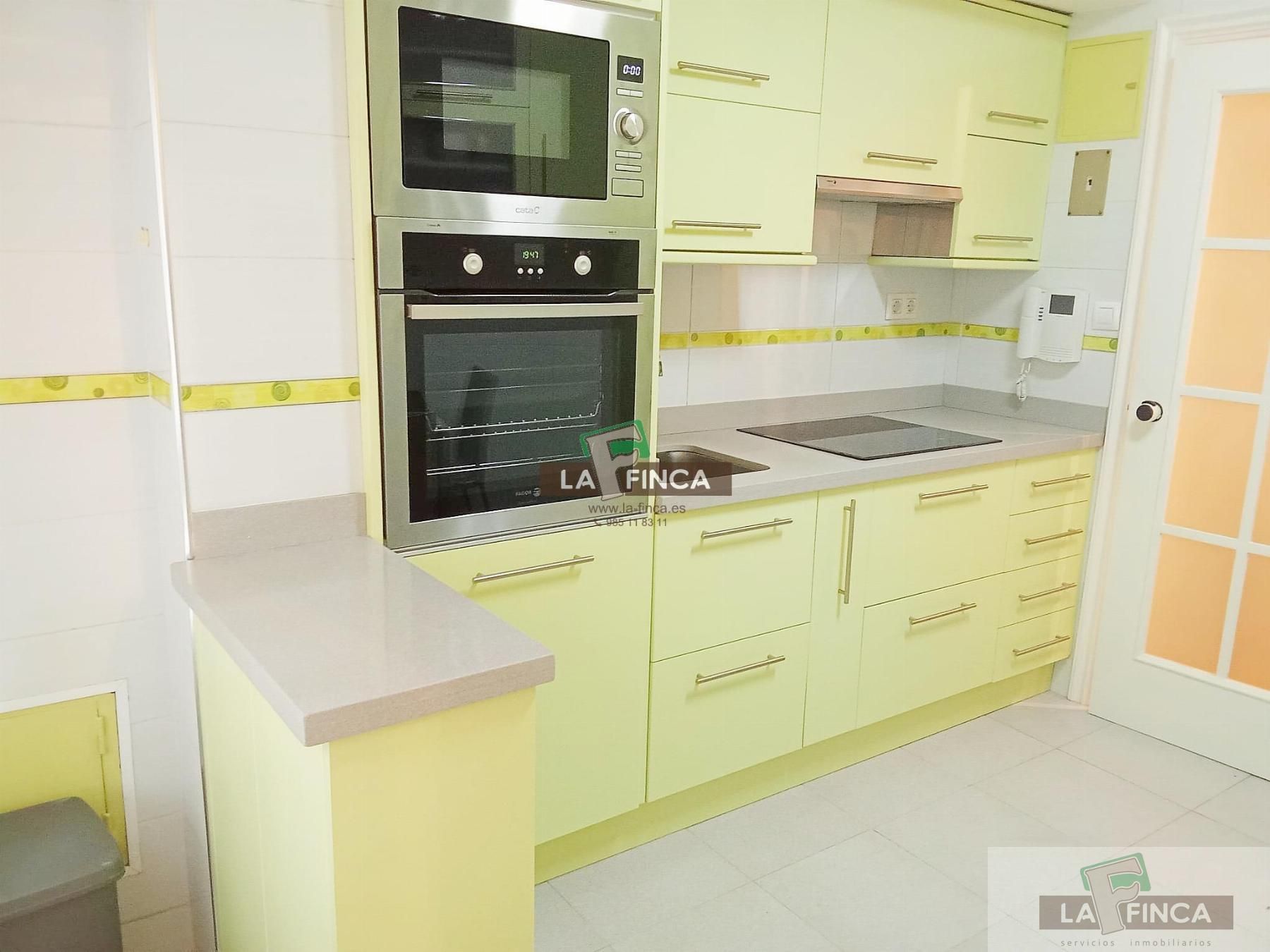 Cuina de Pis de lloguer en Oviedo  amb Calefacció i Parquet