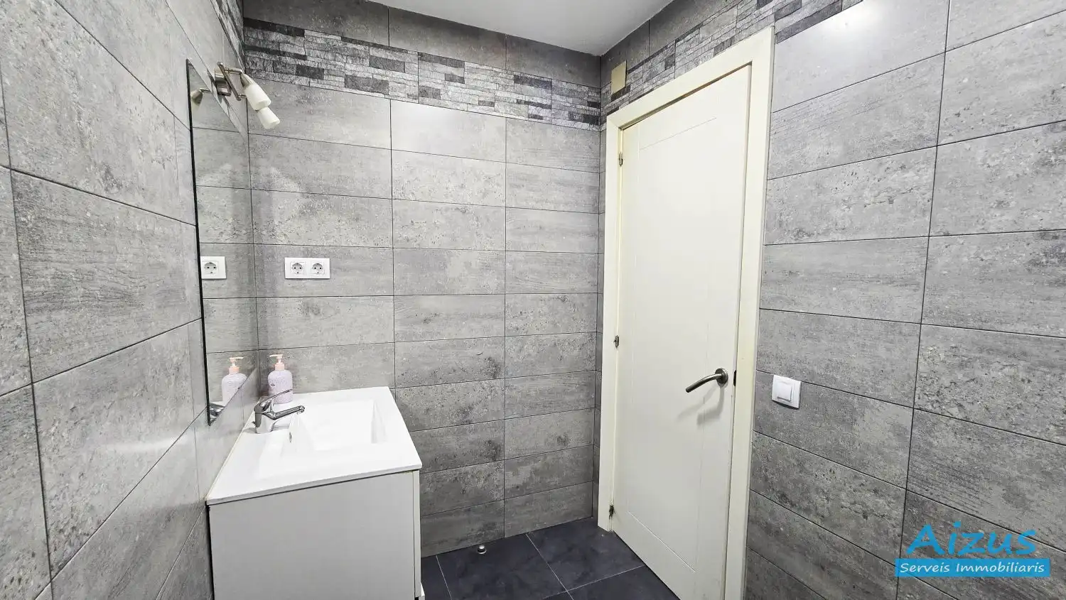Badezimmer von Erdgeschoss zum Verkauf in Ripollet mit Ofen