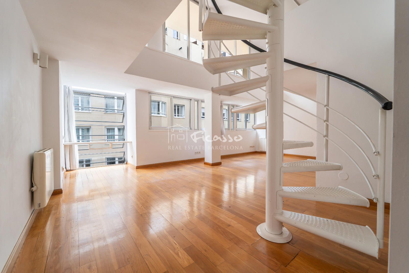 Exterior view of Duplex to rent in  Barcelona Capital  with Heating, Parquet flooring and Terrace