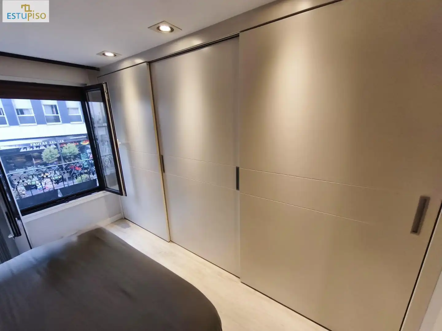 Dormitori de Apartament en venda en Vitoria - Gasteiz amb Calefacció, Parquet i Traster