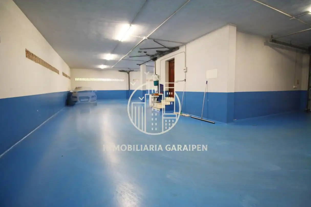 Parkplatz von Garage zum Verkauf in Aia
