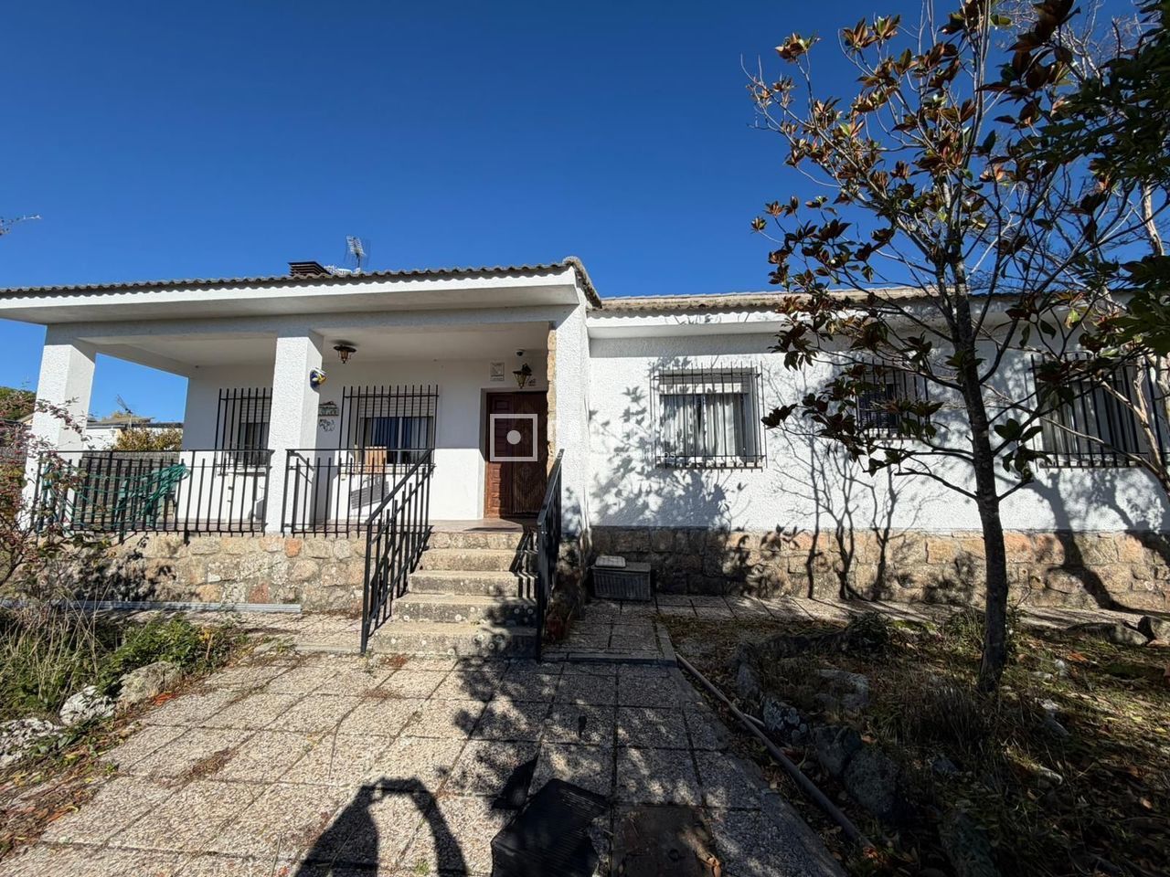 Vista exterior de Casa o xalet en venda en Santa María de la Alameda amb Calefacció i Piscina