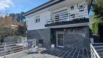 Vista exterior de Casa o xalet en venda en Castellví de Rosanes amb Aire condicionat, Calefacció i Jardí privat
