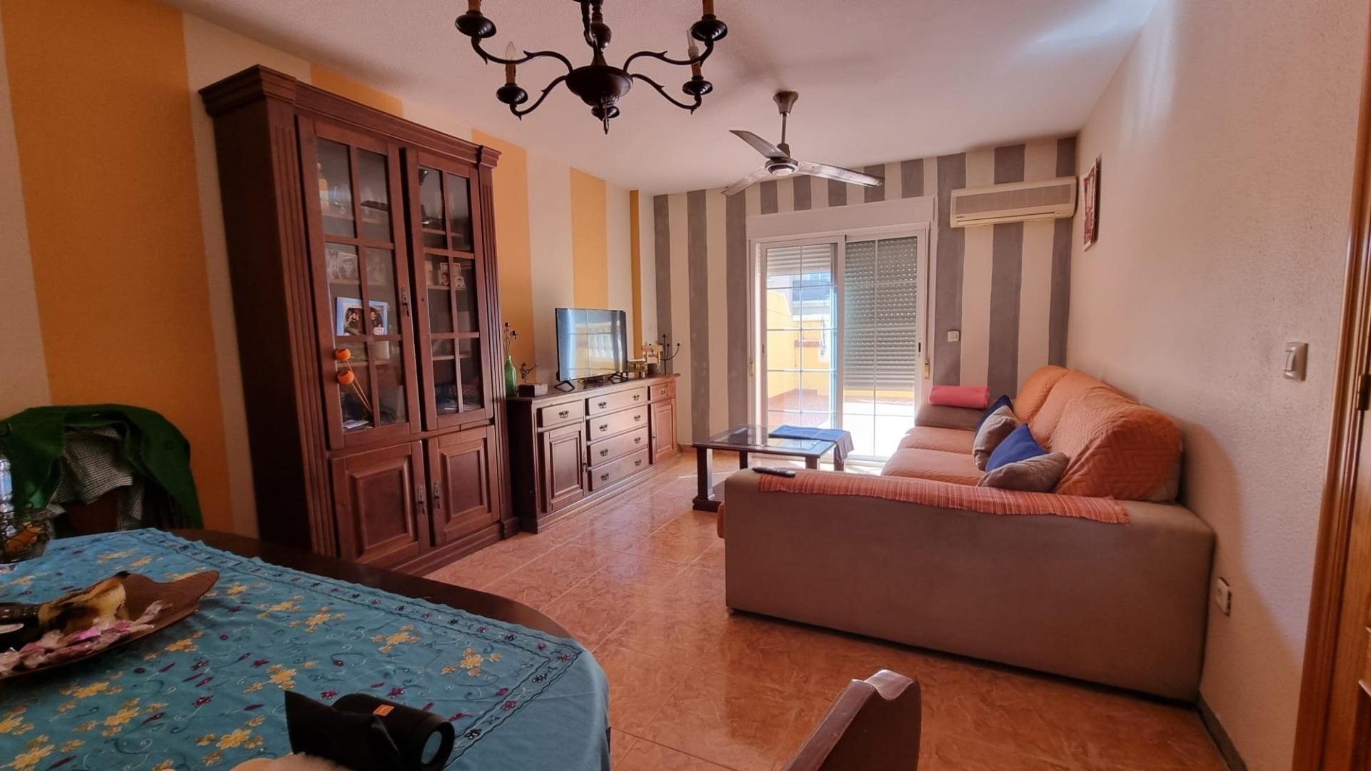 Sala d'estar de Dúplex en venda en Roquetas de Mar amb Aire condicionat, Jardí privat i Terrassa