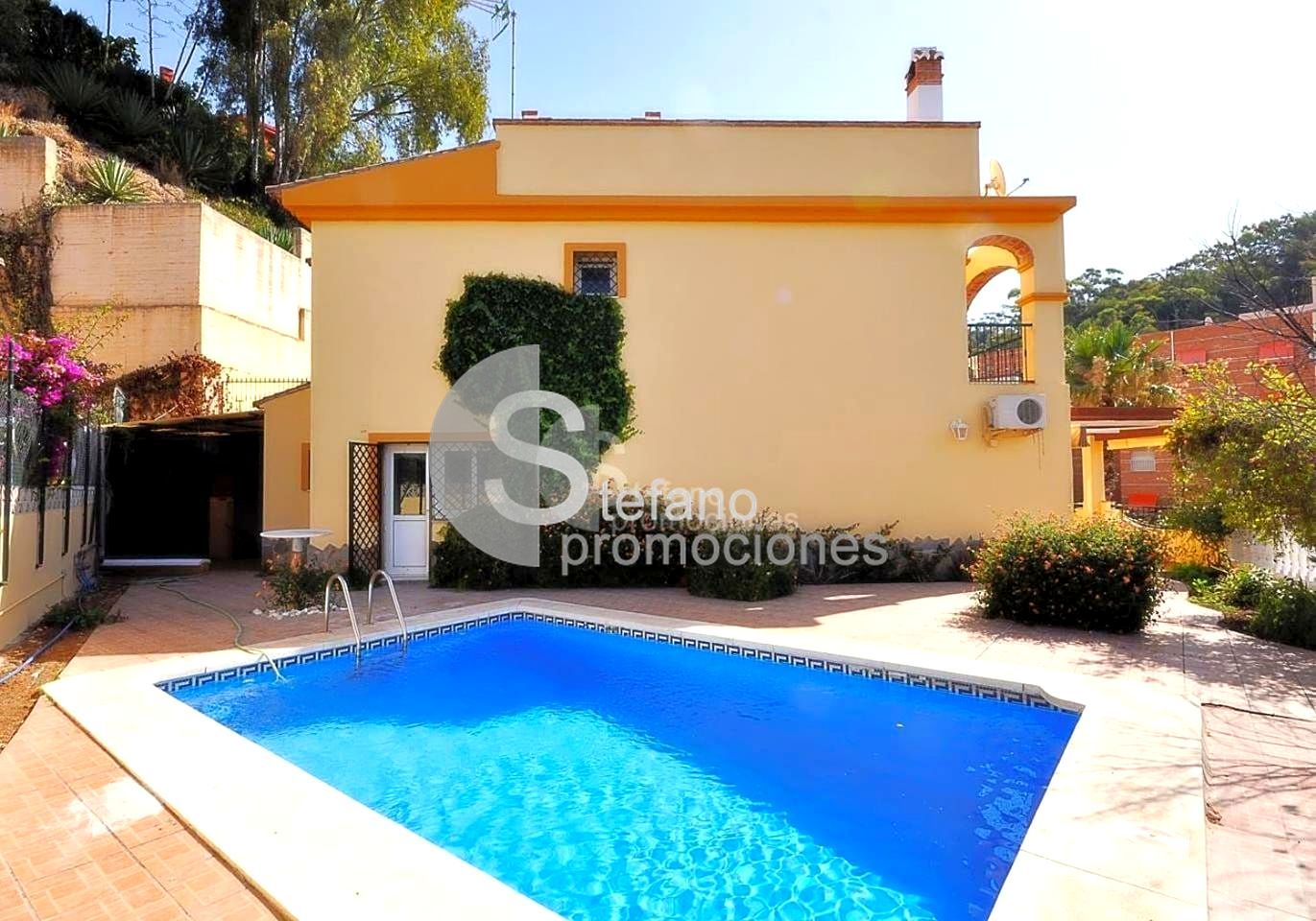 Piscina de Casa adosada de lloguer en Málaga Capital amb Aire condicionat, Jardí privat i Terrassa