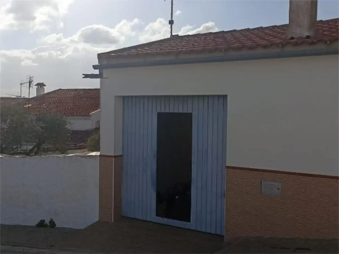 Vista exterior de Casa adosada en venda en Valverde de Llerena amb Moblat i Balcó