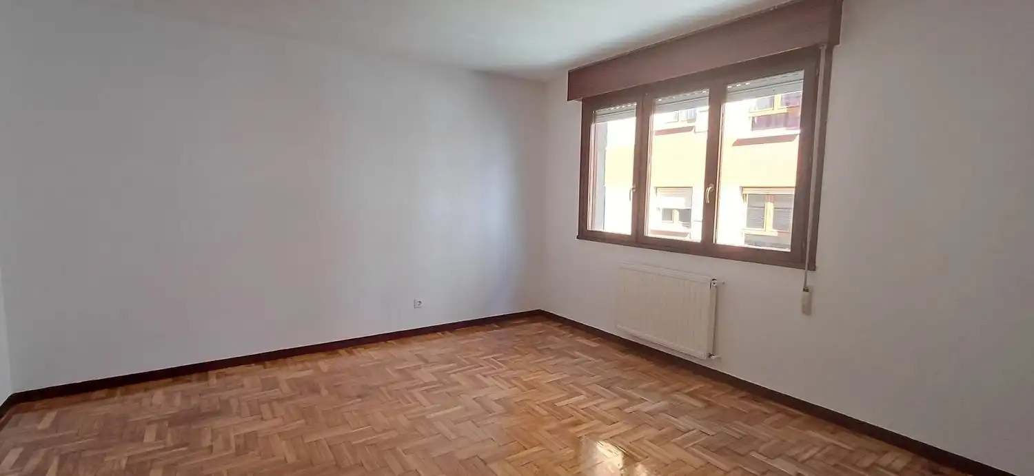 Habitación de Piso de alquiler en Gijón  con Calefacción, Trastero y Piscina