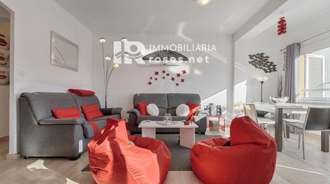 Modernidad en el Corazón de Roses Tu Hogar a un Paso del Mar., image 4