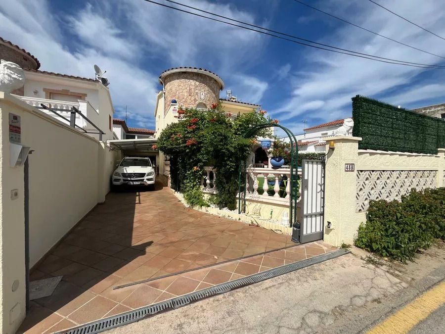 Exterior view of House or chalet for sale in Empuriabrava  with Air Conditioner, Heating and Private garden