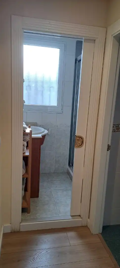 Bany de Pis en venda en Oviedo  amb Calefacció, Parquet i Traster