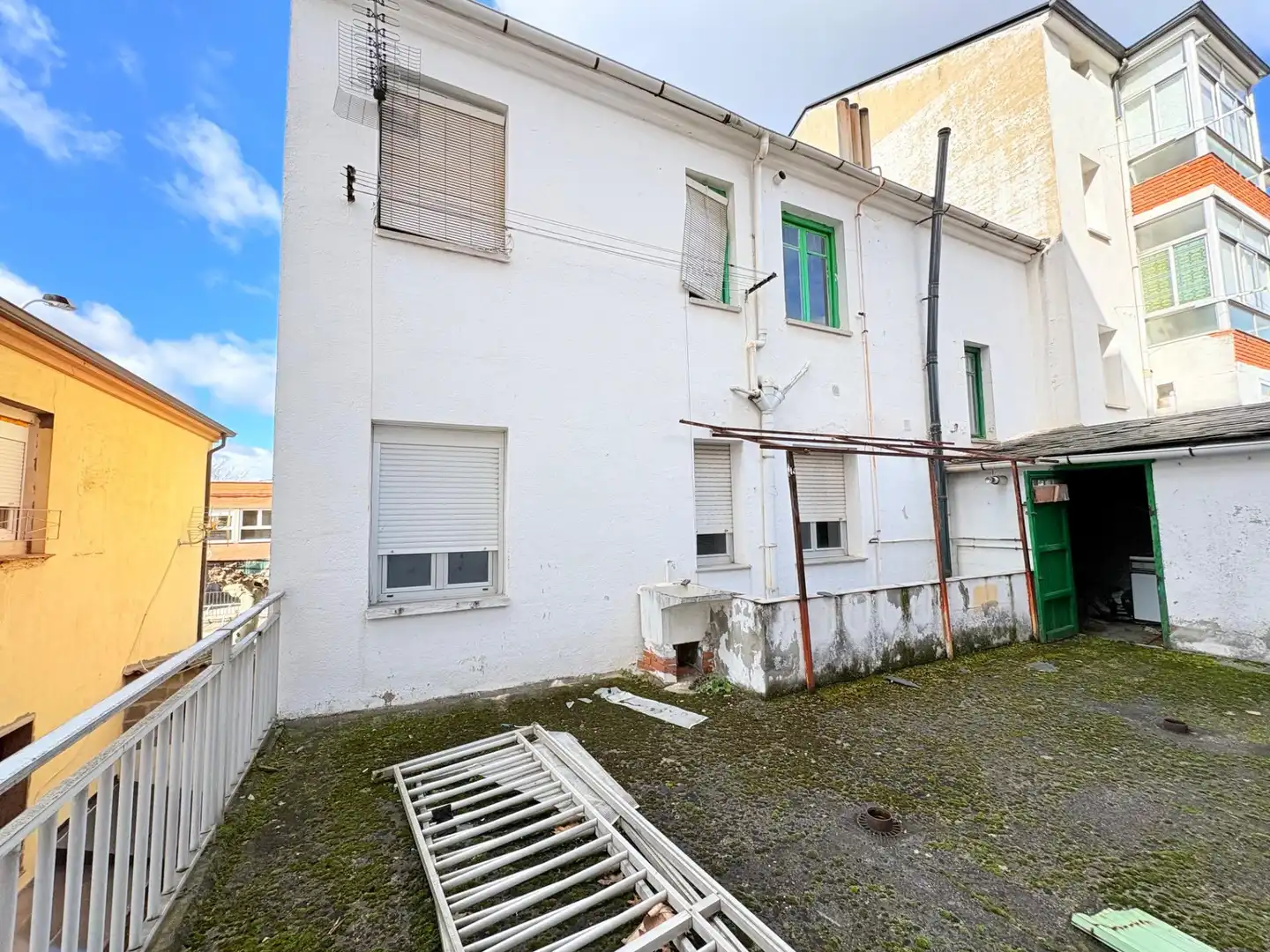 Vista exterior de Edificio en venta en Ponferrada