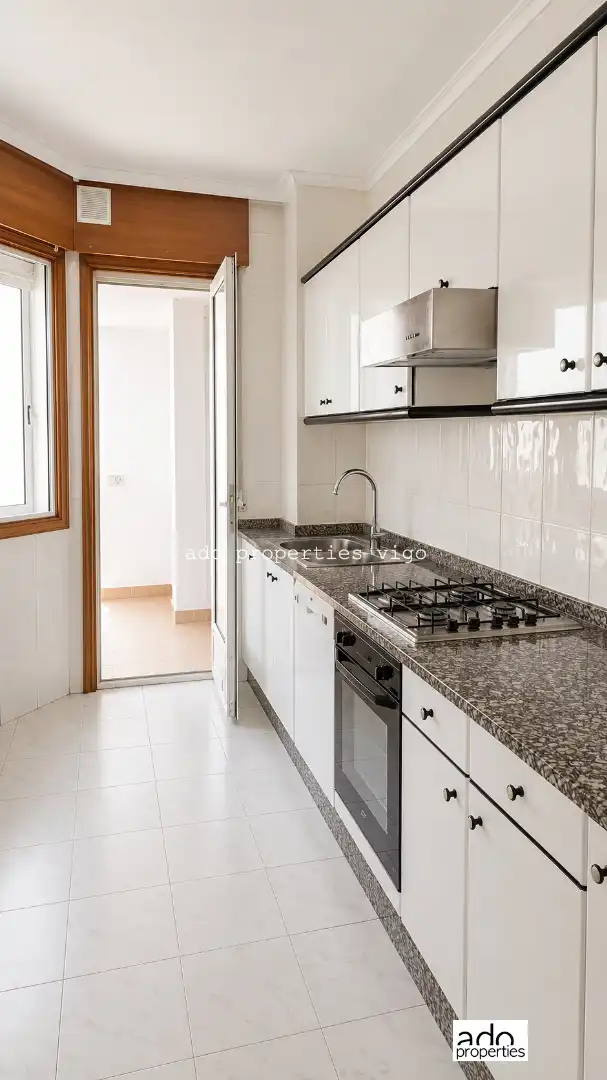 Cocina de Piso en venta en Redondela con Calefacción, Trastero y Amueblado