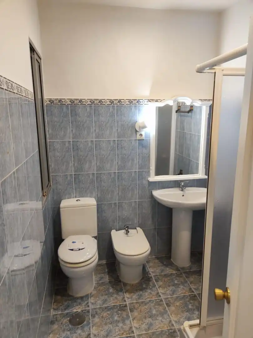 Bathroom of Ground floor for sale in Sevilla  with Air Conditioner, Heating and Furnished