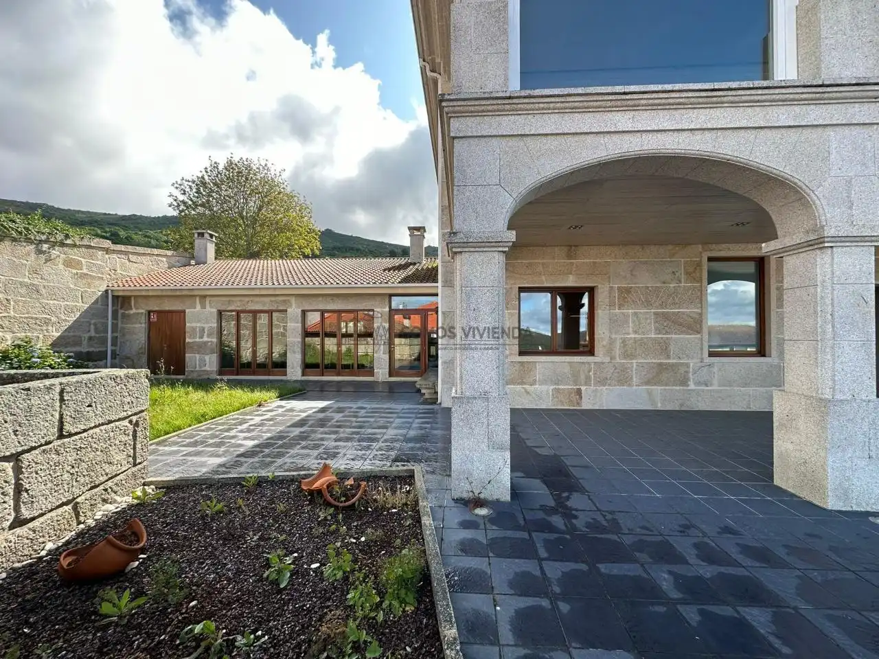Vista exterior de Local de lloguer en Xunqueira de Espadanedo amb Aire condicionat i Moblat