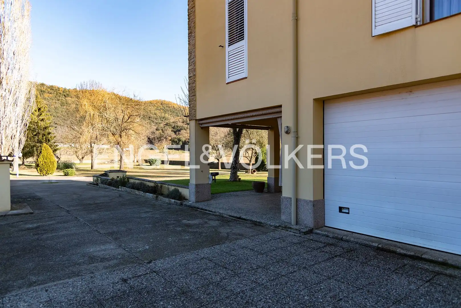 Vista exterior de Casa o xalet en venda en La Vall d'en Bas amb Aire condicionat, Calefacció i Jardí privat