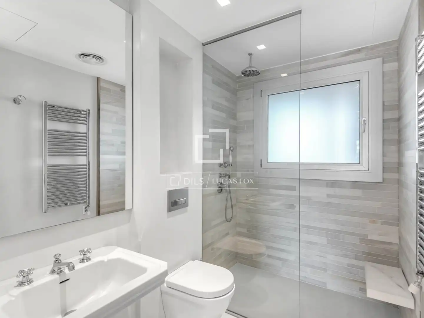 Bathroom of Attic for sale in Barcelona  with Air Conditioner, Heating and Parquet flooring