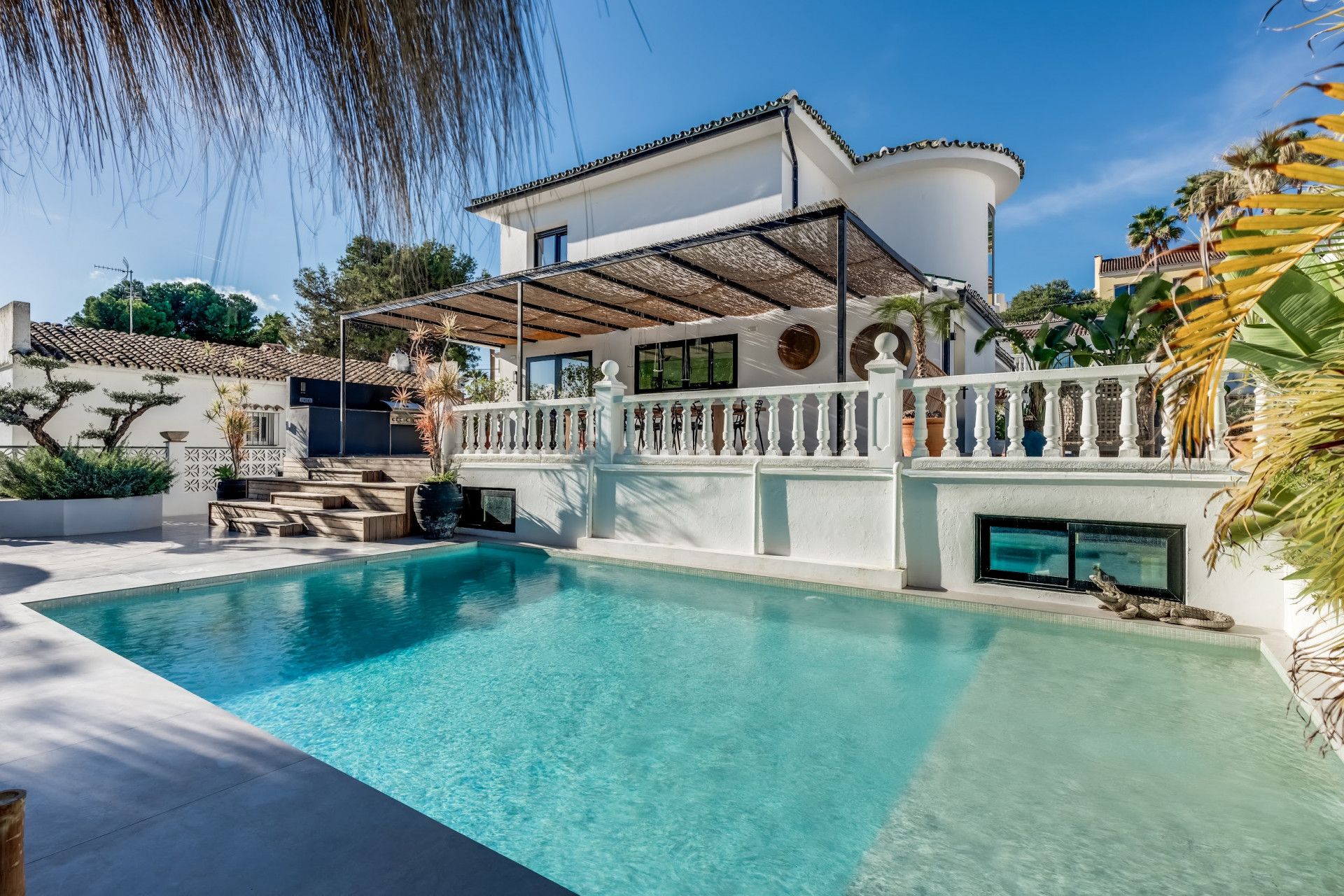 Vista exterior de Casa o xalet en venda en Marbella amb Aire condicionat, Jardí privat i Piscina