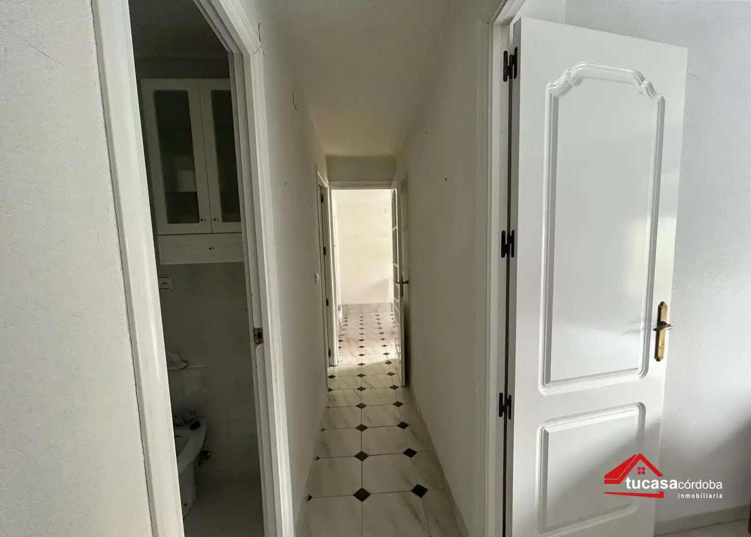 Wohnung zum Verkauf in Córdoba mit Klimaanlage, Abstellraum und Möbliert