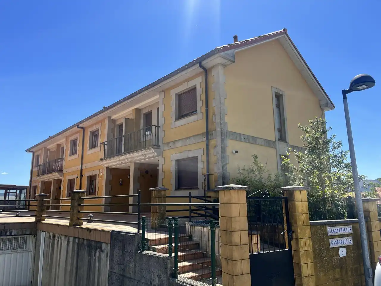 Vista exterior de Casa adosada en venda en Penagos amb Calefacció i Jardí privat