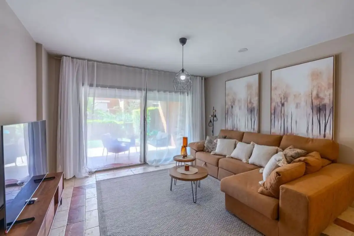 Sala d'estar de Planta baixa en venda en Estepona amb Jardí privat, Traster i Piscina comunitària