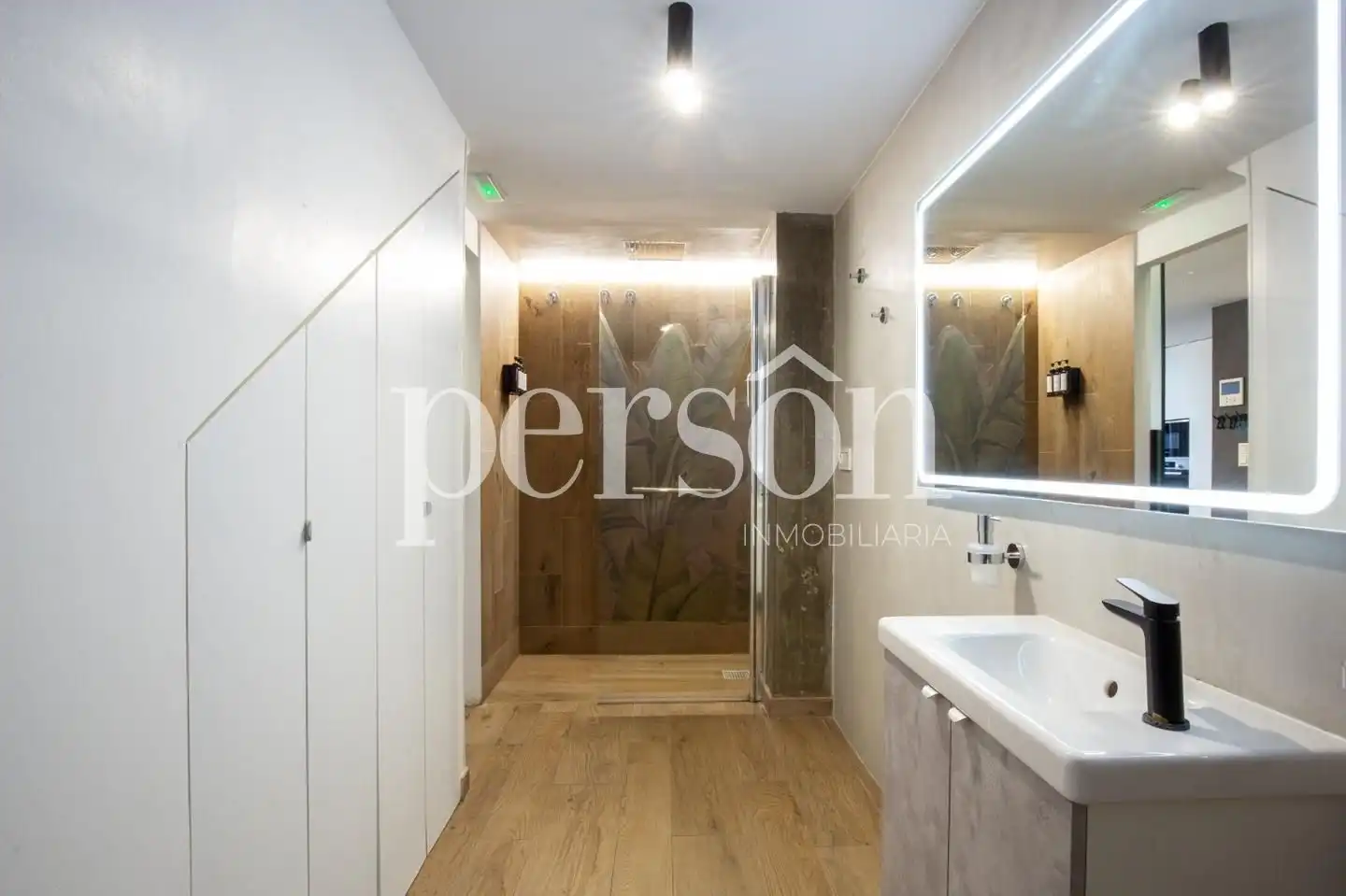 Badezimmer von Erdgeschoss zur Miete in Valencia mit Klimaanlage, Terrasse und Schwimmbad